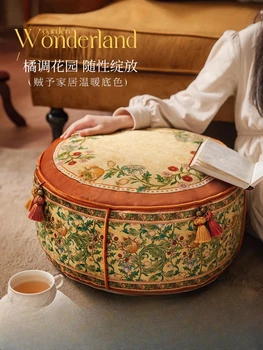 Сидя Мора Дунь Пу Туань часто использует ковры в гостиной для чтения книг, татами для ленивых людей и смену домашней обуви